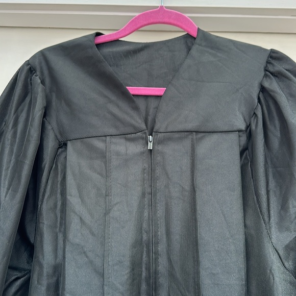 Graduation gown . Color black - Picture 1 of 7